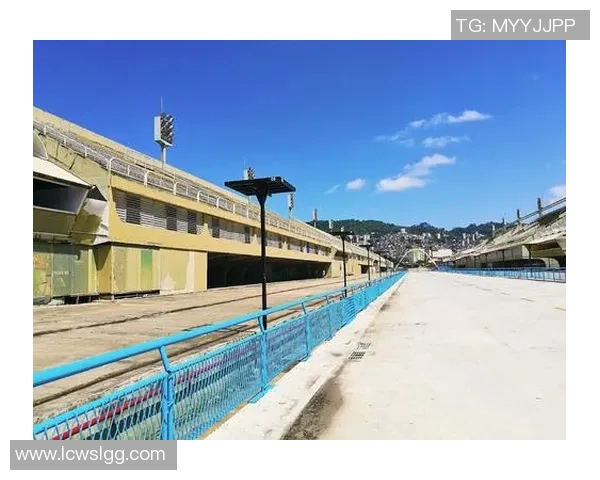 巴西足球明星戴金链引发热议背后的奢华生活与文化象征