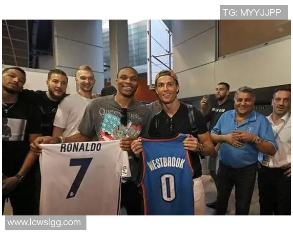 足球明星与路人亲密合影瞬间视频记录精彩时刻 足球明星与路人亲密合影瞬间视频记录精彩时刻