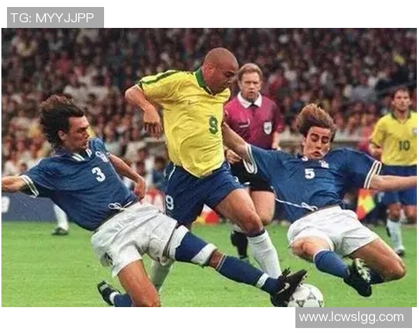 全球足球巨星与顶级俱乐部的传奇故事与辉煌成就探讨 全球足球巨星与顶级俱乐部的传奇故事与辉煌成就探讨