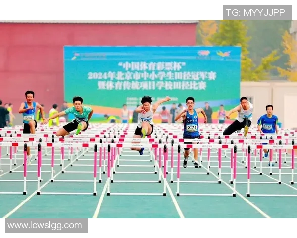 足球明星与我同框对比照展现不同人生轨迹与梦想追逐的精彩瞬间