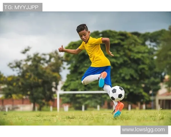 足球明星小身体高清照片展现运动魅力与青春活力的完美结合